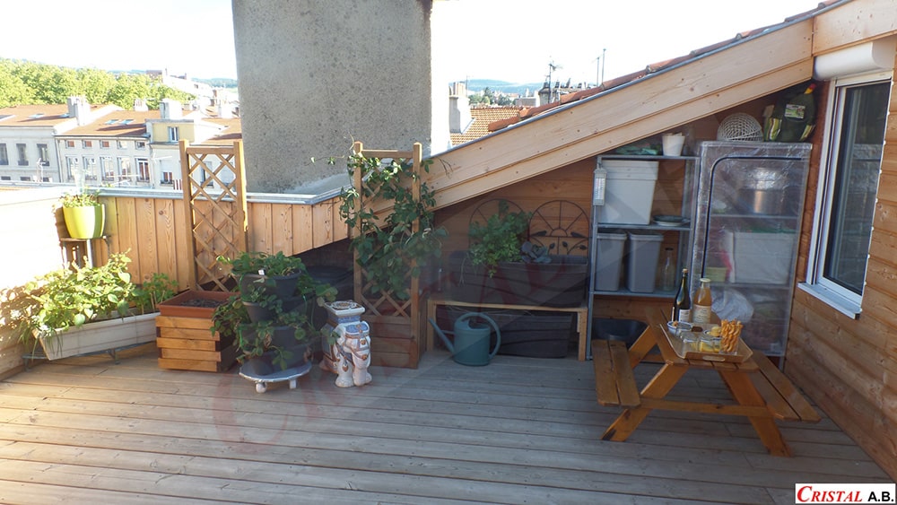 Terrasse en bois avec plantes, potager urbain et table de pique-nique conviviale, réalisation CRISTAL A.B.