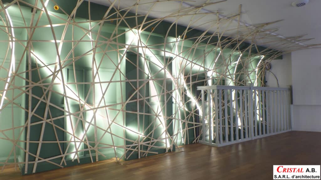 Design architectural : Mur décoratif en bois et LED Cristal AB Mur décoratif en bois et LED Cristal AB, design architectural moderne avec jeux de lumière sur fond vert.