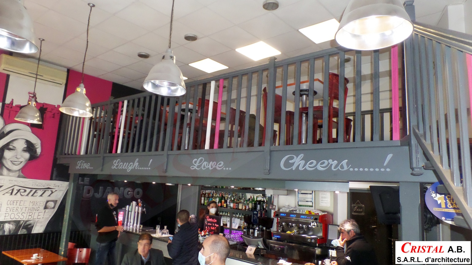 Bar Le Django : mezzanine avec mots Live Laugh Love Cheers, personnel au comptoir et décoration vintage.