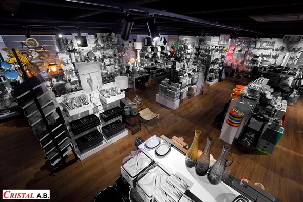 Intérieur de la boutique Cristal A.B. présentant des articles d'art de la table et décoration de maison moderne.