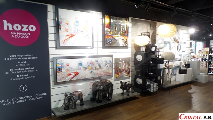 Boutique Hozo Ma Maison a du Goût : tableaux urbains, sculptures d'animaux géométriques et luminaires contemporains.