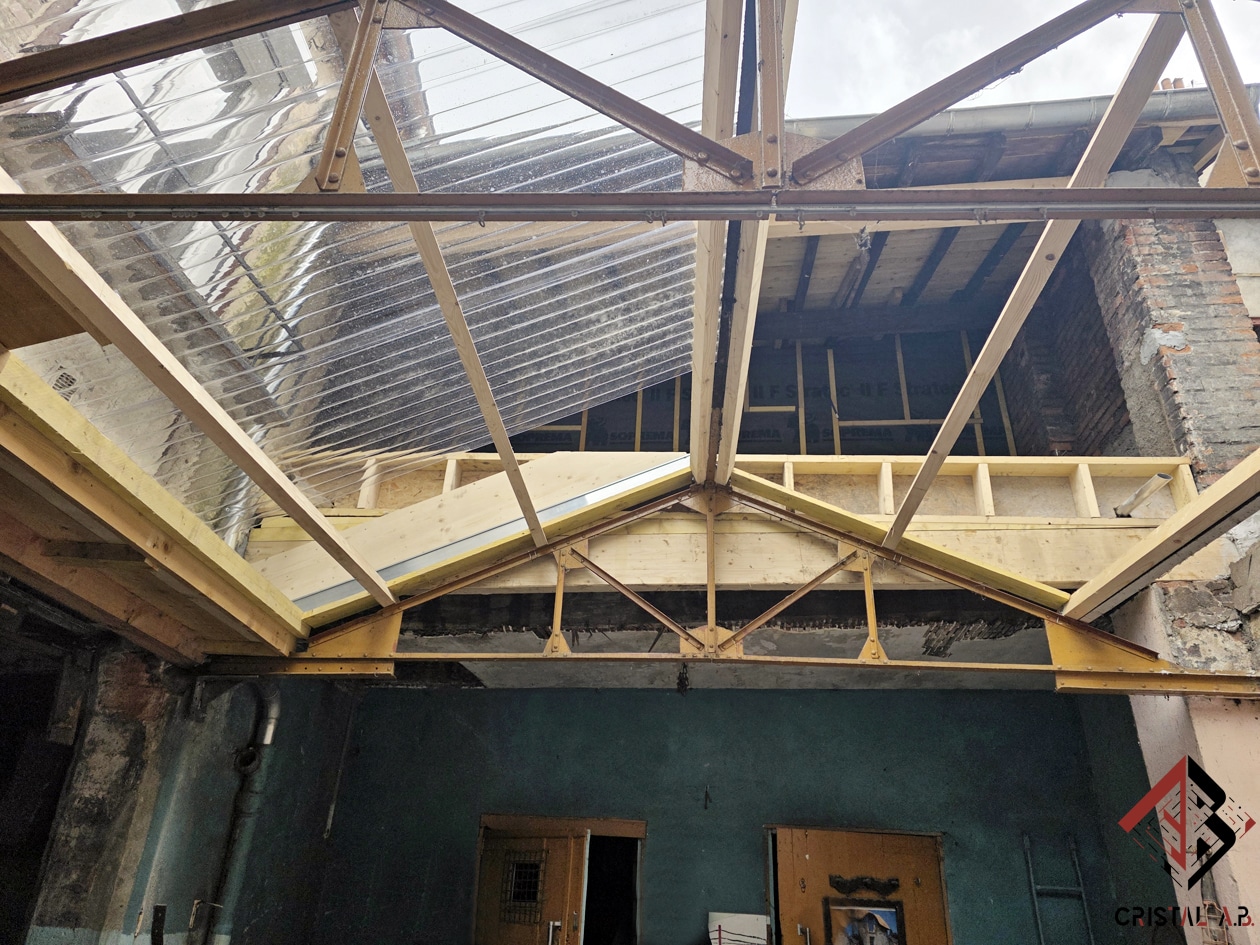 Rénovation de toiture avec charpente bois sur structure métallique et plaques translucides par Cristal A.B.